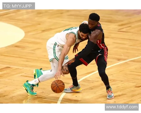 热火与凯尔特人G3精彩对决全场回放分析与精彩瞬间回顾 热火与凯尔特人G3精彩对决全场回放分析与精彩瞬间回顾